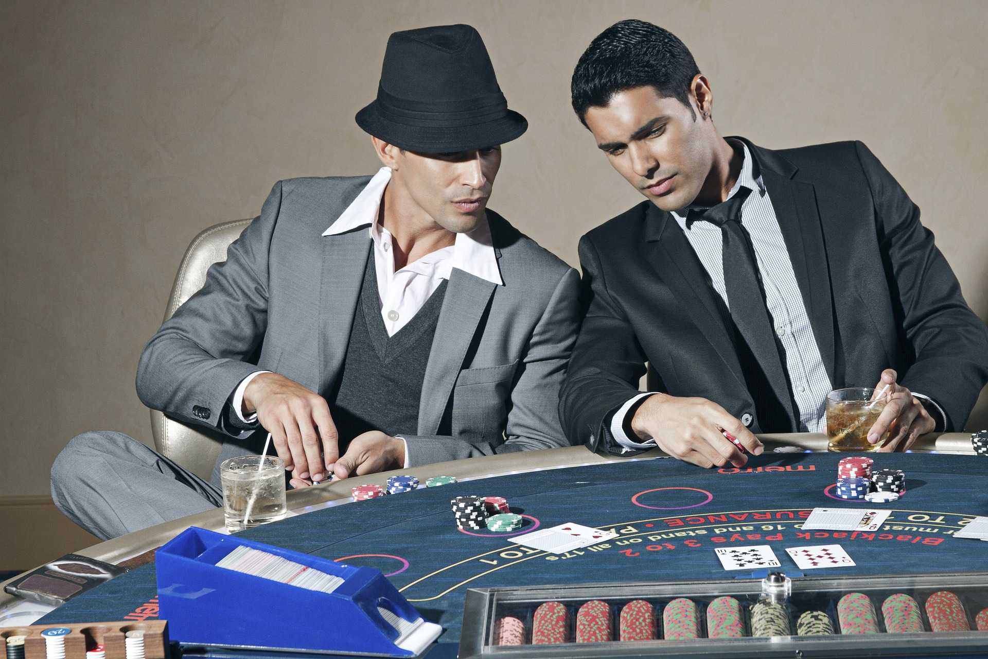Zwei Männer spielen Blackjack